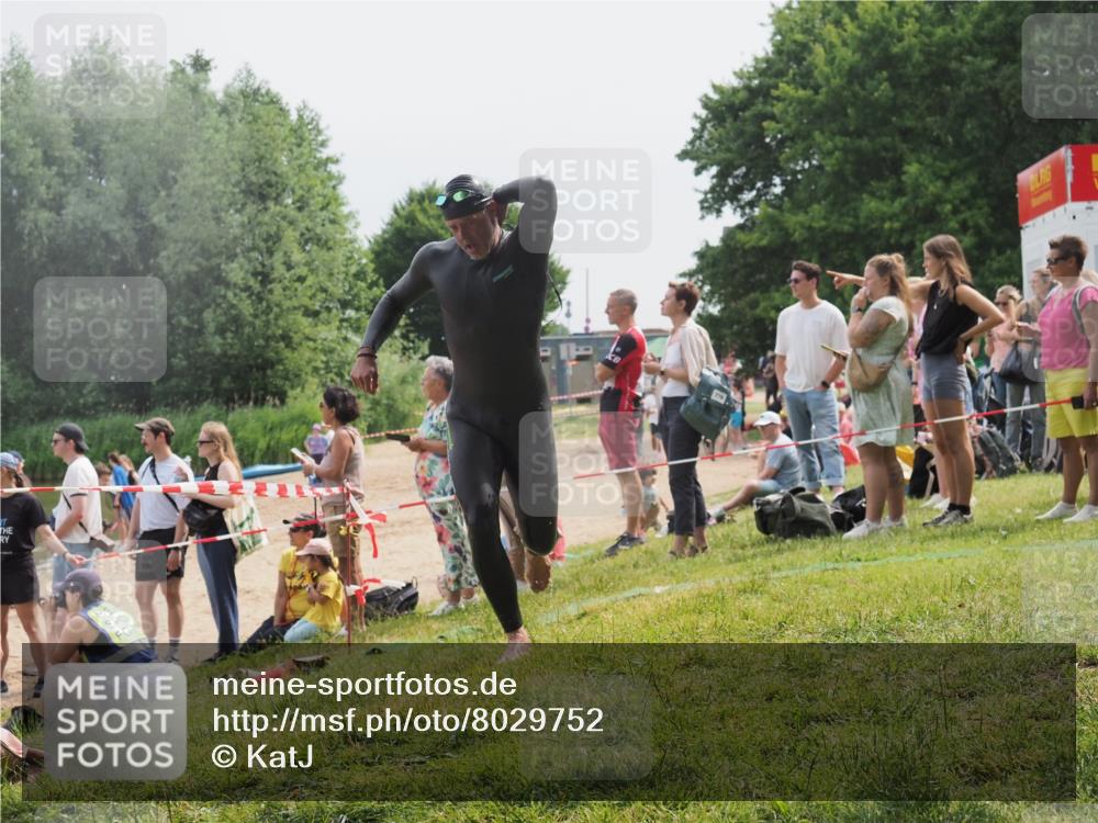 15.06.2025 - 27. Vierlanden-Triathlon KatJ http://msf.ph/oto/8029752 15.06.2025 11:05:58 Schwimmen 779, 819, 837 meine-sportfotos.de