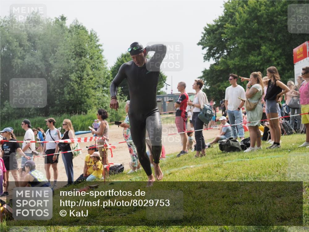 15.06.2025 - 27. Vierlanden-Triathlon KatJ http://msf.ph/oto/8029753 15.06.2025 11:05:58 Schwimmen 779, 819, 837 meine-sportfotos.de