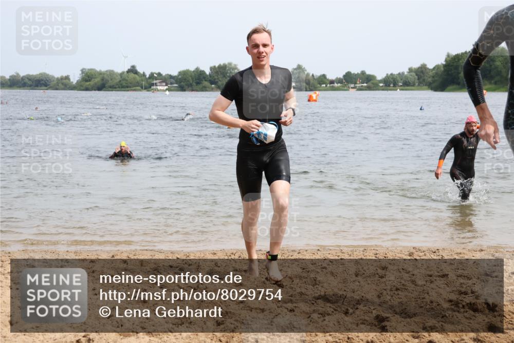 15.06.2025 - 27. Vierlanden-Triathlon Lena Gebhardt http://msf.ph/oto/8029754 15.06.2025 11:06:02 Schwimmen 670, 779, 817, 819, 855 meine-sportfotos.de