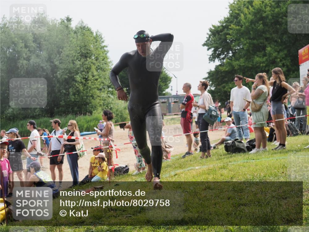 15.06.2025 - 27. Vierlanden-Triathlon KatJ http://msf.ph/oto/8029758 15.06.2025 11:05:59 Schwimmen 779, 819, 837 meine-sportfotos.de