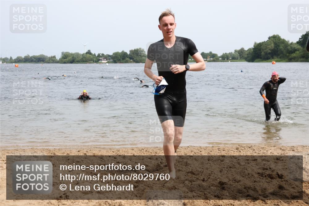 15.06.2025 - 27. Vierlanden-Triathlon Lena Gebhardt http://msf.ph/oto/8029760 15.06.2025 11:06:03 Schwimmen 670, 779, 817, 819, 855 meine-sportfotos.de