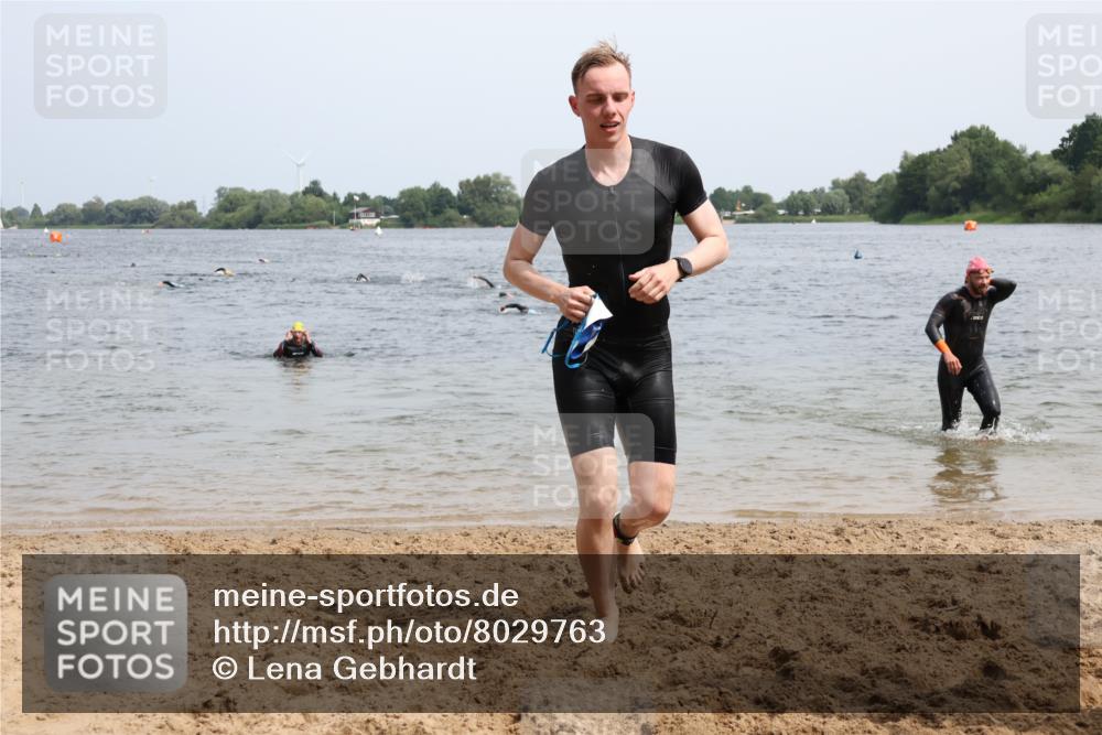 15.06.2025 - 27. Vierlanden-Triathlon Lena Gebhardt http://msf.ph/oto/8029763 15.06.2025 11:06:03 Schwimmen 670, 779, 817, 819, 855 meine-sportfotos.de