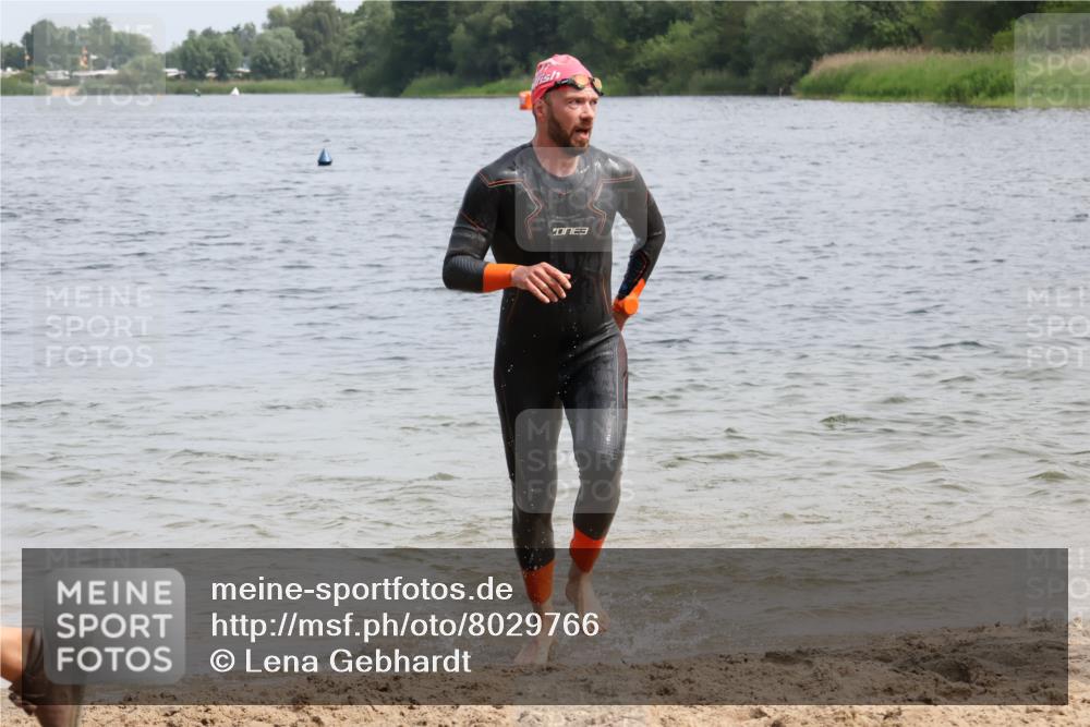 15.06.2025 - 27. Vierlanden-Triathlon Lena Gebhardt http://msf.ph/oto/8029766 15.06.2025 11:06:05 Schwimmen 670, 817, 819, 855 meine-sportfotos.de