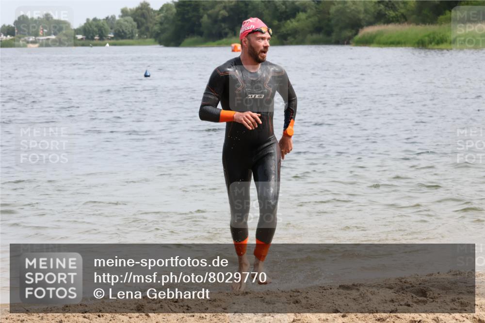 15.06.2025 - 27. Vierlanden-Triathlon Lena Gebhardt http://msf.ph/oto/8029770 15.06.2025 11:06:06 Schwimmen 670, 817, 819, 855 meine-sportfotos.de