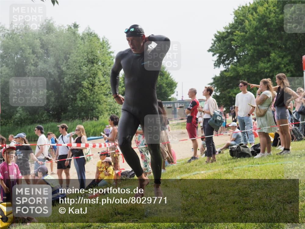 15.06.2025 - 27. Vierlanden-Triathlon KatJ http://msf.ph/oto/8029771 15.06.2025 11:05:59 Schwimmen 779, 819, 837 meine-sportfotos.de