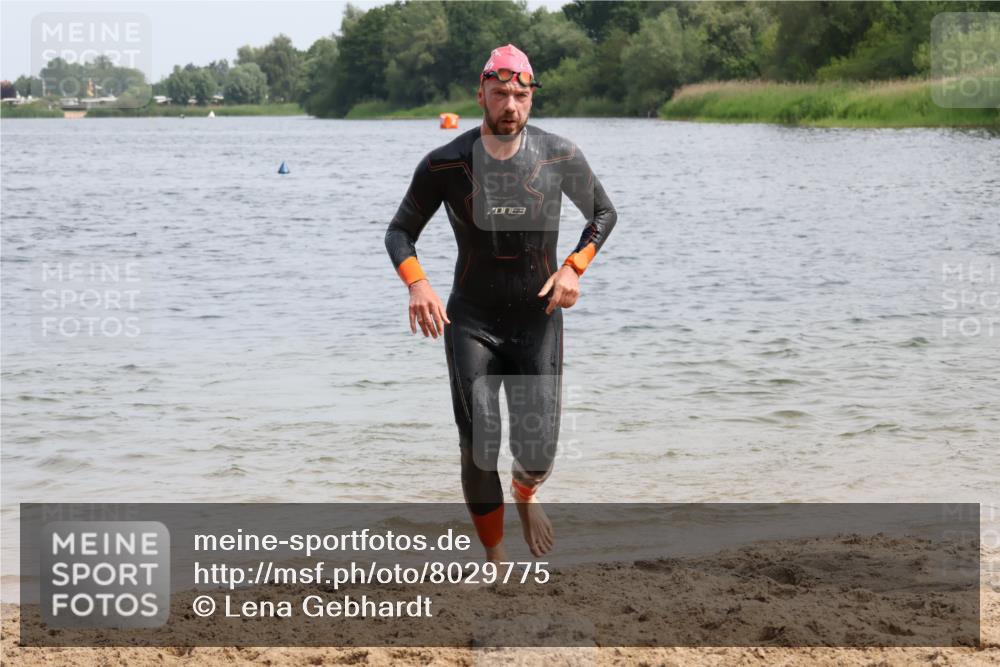 15.06.2025 - 27. Vierlanden-Triathlon Lena Gebhardt http://msf.ph/oto/8029775 15.06.2025 11:06:06 Schwimmen 670, 817, 819, 855 meine-sportfotos.de