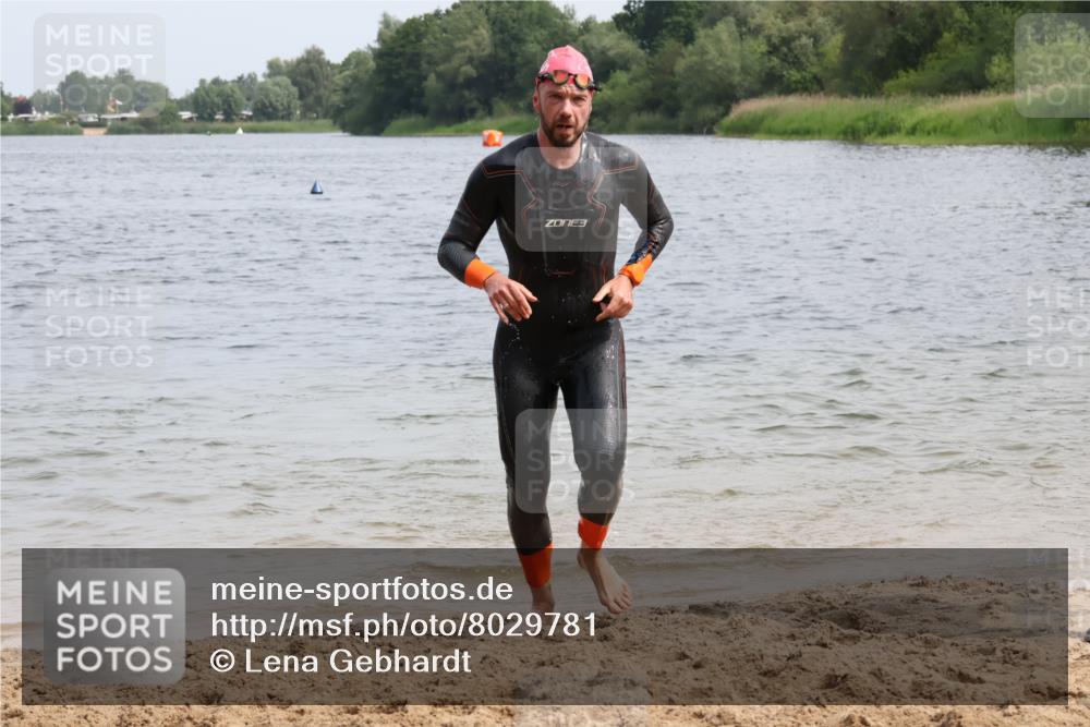 15.06.2025 - 27. Vierlanden-Triathlon Lena Gebhardt http://msf.ph/oto/8029781 15.06.2025 11:06:06 Schwimmen 670, 817, 819, 855 meine-sportfotos.de
