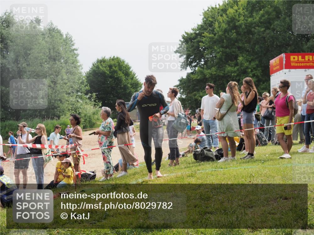 15.06.2025 - 27. Vierlanden-Triathlon KatJ http://msf.ph/oto/8029782 15.06.2025 11:06:02 Schwimmen 670, 779, 817, 819 meine-sportfotos.de