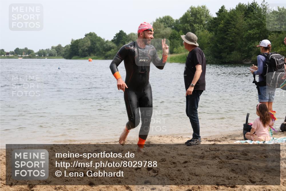 15.06.2025 - 27. Vierlanden-Triathlon Lena Gebhardt http://msf.ph/oto/8029788 15.06.2025 11:06:07 Schwimmen 670, 817, 819, 855, 857 meine-sportfotos.de