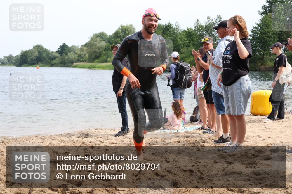 15.06.2025 - 27. Vierlanden-Triathlon Lena Gebhardt http://msf.ph/oto/8029794 15.06.2025 11:06:08 Schwimmen 670, 817, 819, 855, 857 meine-sportfotos.de