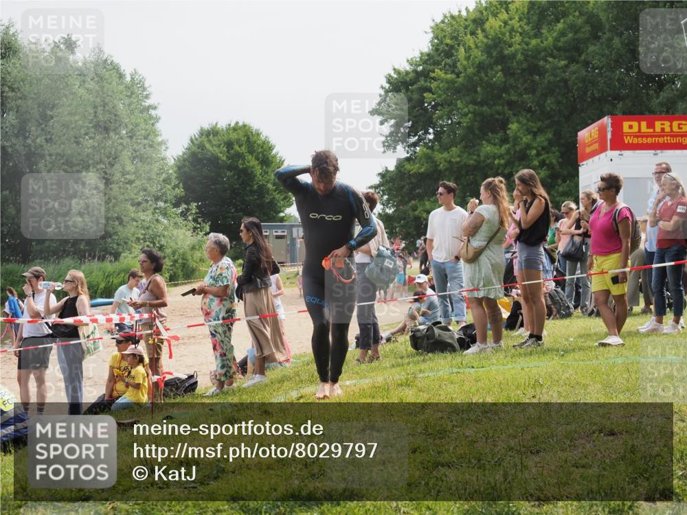 15.06.2025 - 27. Vierlanden-Triathlon KatJ http://msf.ph/oto/8029797 15.06.2025 11:06:02 Schwimmen 670, 779, 817, 819 meine-sportfotos.de