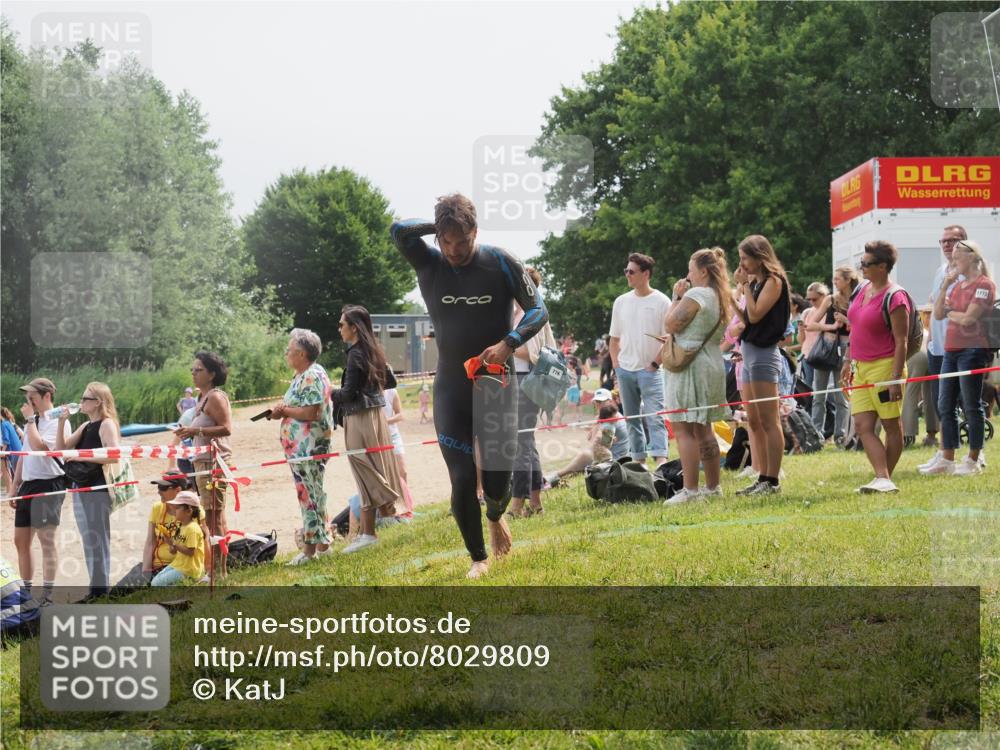 15.06.2025 - 27. Vierlanden-Triathlon KatJ http://msf.ph/oto/8029809 15.06.2025 11:06:02 Schwimmen 670, 779, 817, 819 meine-sportfotos.de
