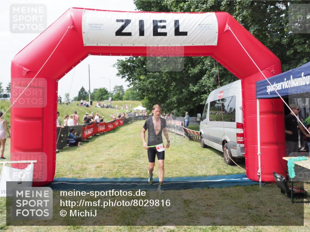 21.06.2025 - 27. Vierlanden-Triathlon MichiJ http://msf.ph/oto/8029816 15.06.2026 12:24:55 Ziel 17 meine-sportfotos.de
