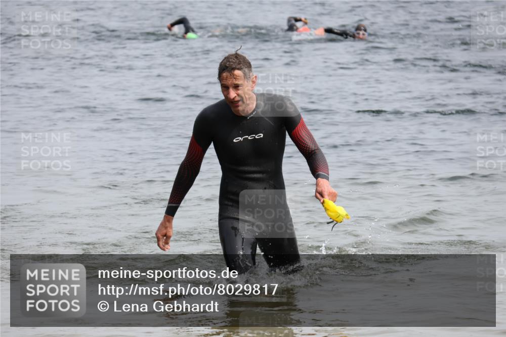 15.06.2025 - 27. Vierlanden-Triathlon Lena Gebhardt http://msf.ph/oto/8029817 15.06.2025 11:06:11 Schwimmen 670, 817, 855, 857 meine-sportfotos.de