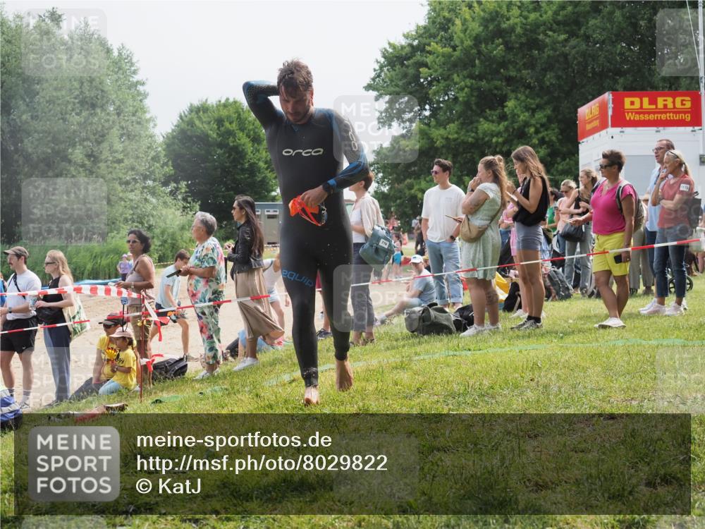 15.06.2025 - 27. Vierlanden-Triathlon KatJ http://msf.ph/oto/8029822 15.06.2025 11:06:03 Schwimmen 670, 779, 817, 819 meine-sportfotos.de