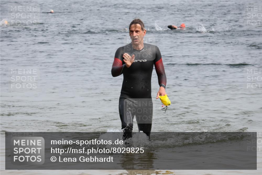 15.06.2025 - 27. Vierlanden-Triathlon Lena Gebhardt http://msf.ph/oto/8029825 15.06.2025 11:06:13 Schwimmen 670, 817, 855, 857 meine-sportfotos.de