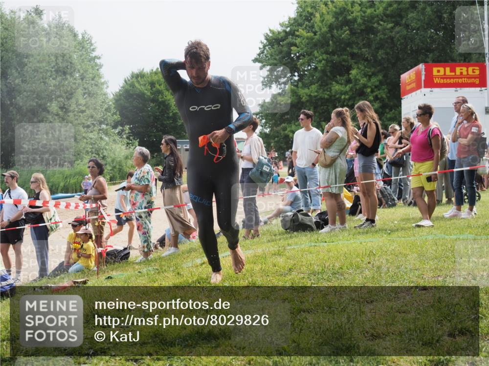 15.06.2025 - 27. Vierlanden-Triathlon KatJ http://msf.ph/oto/8029826 15.06.2025 11:06:03 Schwimmen 670, 779, 817, 819 meine-sportfotos.de