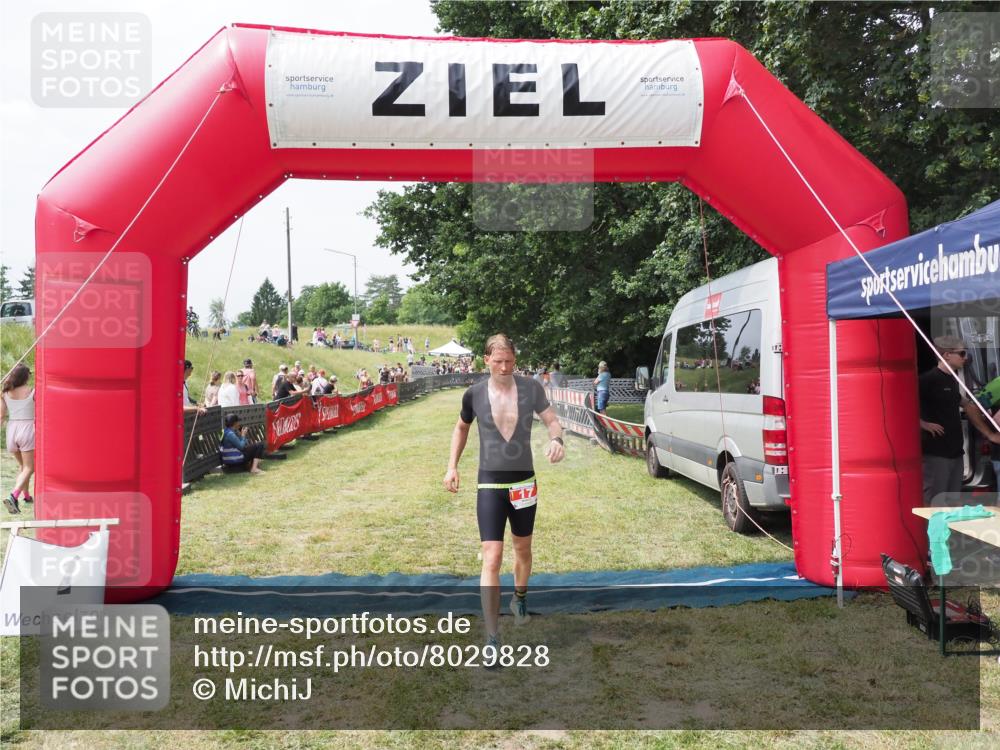 21.06.2025 - 27. Vierlanden-Triathlon MichiJ http://msf.ph/oto/8029828 15.06.2026 12:24:55 Ziel 17 meine-sportfotos.de