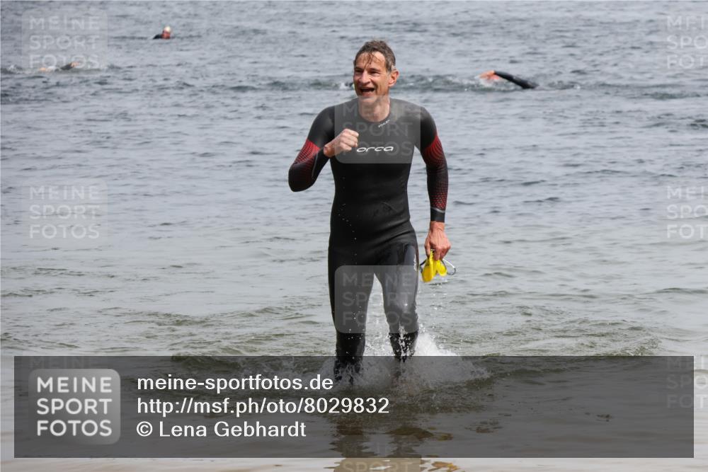 15.06.2025 - 27. Vierlanden-Triathlon Lena Gebhardt http://msf.ph/oto/8029832 15.06.2025 11:06:13 Schwimmen 670, 817, 855, 857 meine-sportfotos.de