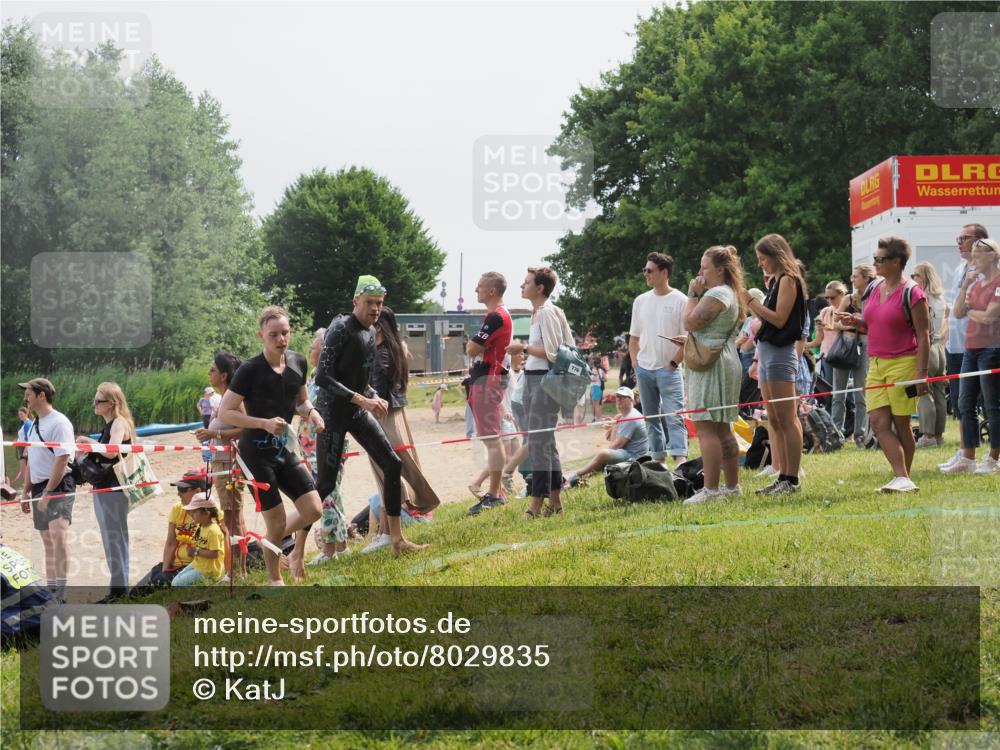 15.06.2025 - 27. Vierlanden-Triathlon KatJ http://msf.ph/oto/8029835 15.06.2025 11:06:06 Schwimmen 670, 779, 817, 819, 855 meine-sportfotos.de