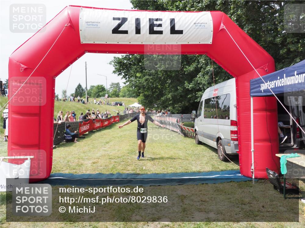 21.06.2025 - 27. Vierlanden-Triathlon MichiJ http://msf.ph/oto/8029836 15.06.2026 12:25:41 Ziel 773 meine-sportfotos.de