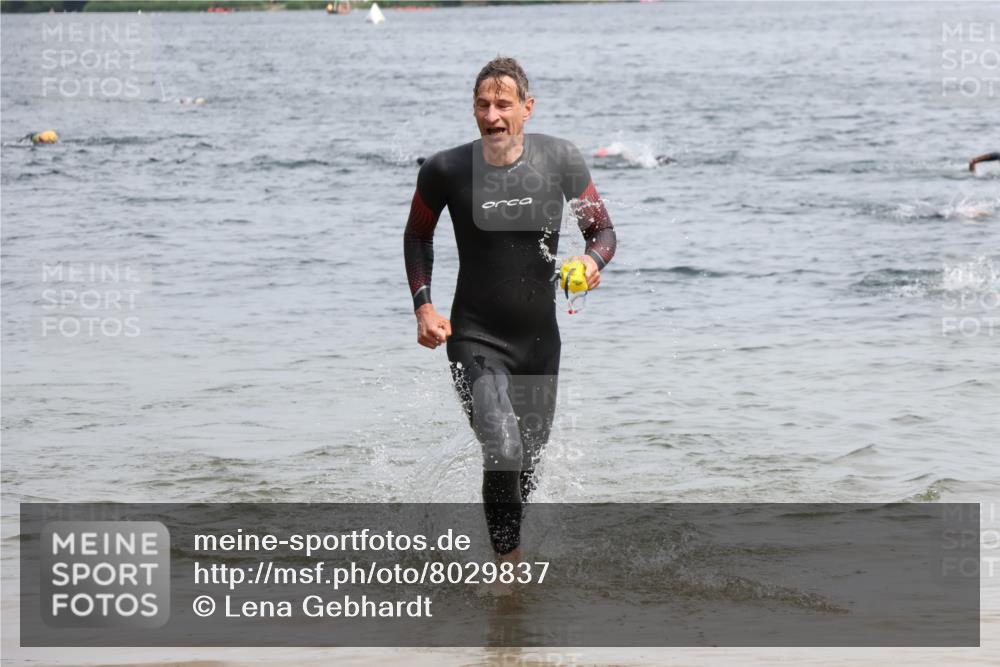 15.06.2025 - 27. Vierlanden-Triathlon Lena Gebhardt http://msf.ph/oto/8029837 15.06.2025 11:06:14 Schwimmen 817, 855, 857 meine-sportfotos.de