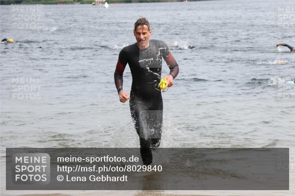 15.06.2025 - 27. Vierlanden-Triathlon Lena Gebhardt http://msf.ph/oto/8029840 15.06.2025 11:06:14 Schwimmen 817, 855, 857 meine-sportfotos.de