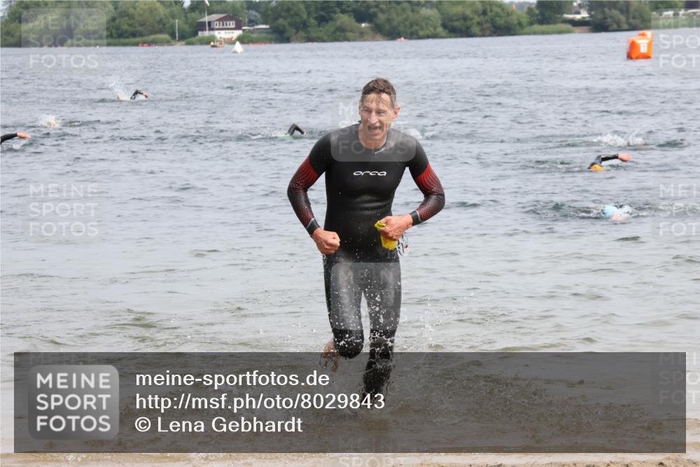 15.06.2025 - 27. Vierlanden-Triathlon Lena Gebhardt http://msf.ph/oto/8029843 15.06.2025 11:06:14 Schwimmen 817, 855, 857 meine-sportfotos.de