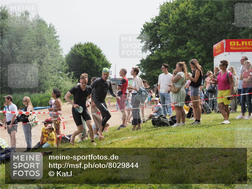 15.06.2025 - 27. Vierlanden-Triathlon KatJ http://msf.ph/oto/8029844 15.06.2025 11:06:06 Schwimmen 670, 779, 817, 819, 855 meine-sportfotos.de