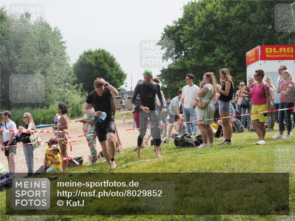 15.06.2025 - 27. Vierlanden-Triathlon KatJ http://msf.ph/oto/8029852 15.06.2025 11:06:07 Schwimmen 670, 779, 817, 819, 855 meine-sportfotos.de