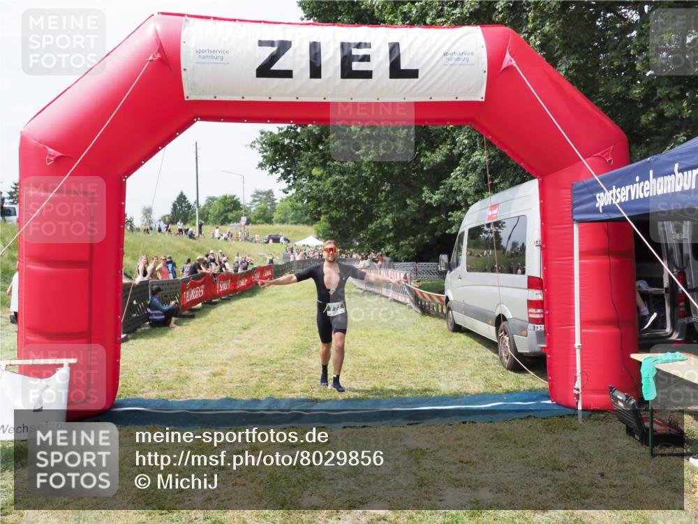 21.06.2025 - 27. Vierlanden-Triathlon MichiJ http://msf.ph/oto/8029856 15.06.2026 12:25:42 Ziel 773 meine-sportfotos.de