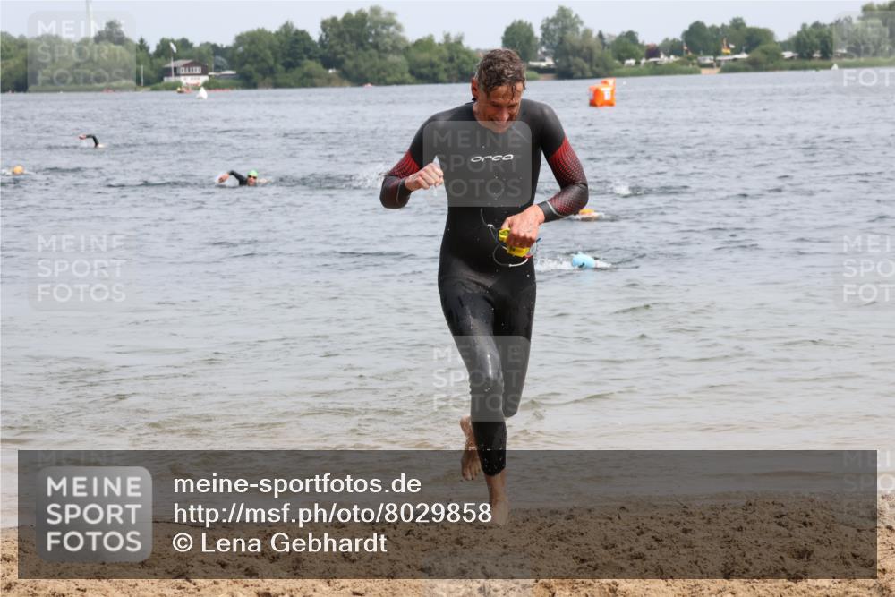 15.06.2025 - 27. Vierlanden-Triathlon Lena Gebhardt http://msf.ph/oto/8029858 15.06.2025 11:06:15 Schwimmen 855, 857, 862 meine-sportfotos.de