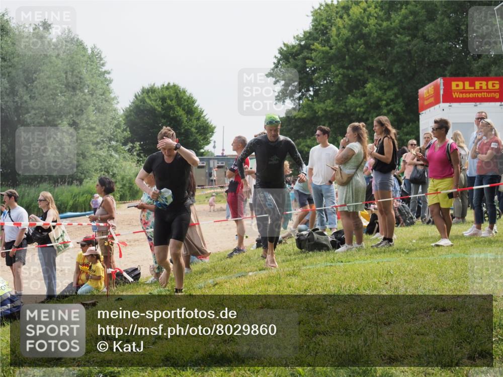 15.06.2025 - 27. Vierlanden-Triathlon KatJ http://msf.ph/oto/8029860 15.06.2025 11:06:07 Schwimmen 670, 779, 817, 819, 855 meine-sportfotos.de