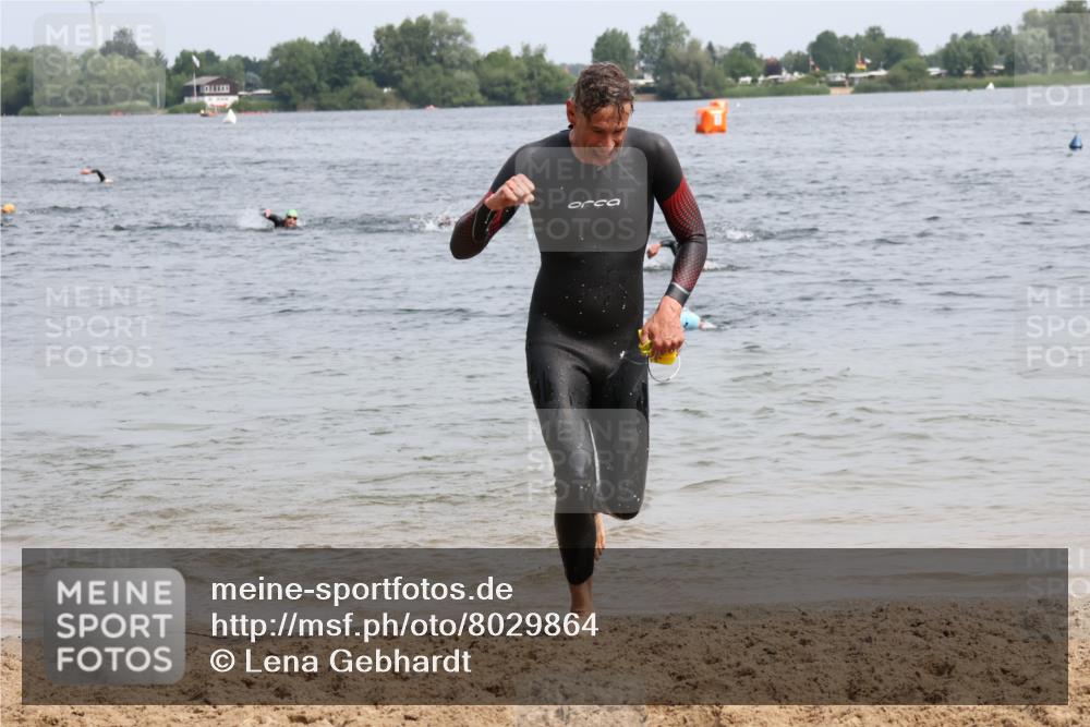 15.06.2025 - 27. Vierlanden-Triathlon Lena Gebhardt http://msf.ph/oto/8029864 15.06.2025 11:06:16 Schwimmen 855, 857, 862 meine-sportfotos.de
