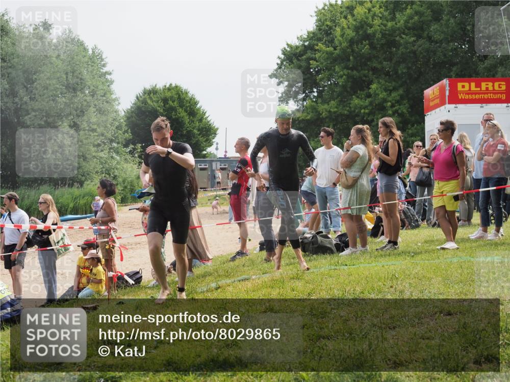 15.06.2025 - 27. Vierlanden-Triathlon KatJ http://msf.ph/oto/8029865 15.06.2025 11:06:07 Schwimmen 670, 779, 817, 819, 855 meine-sportfotos.de