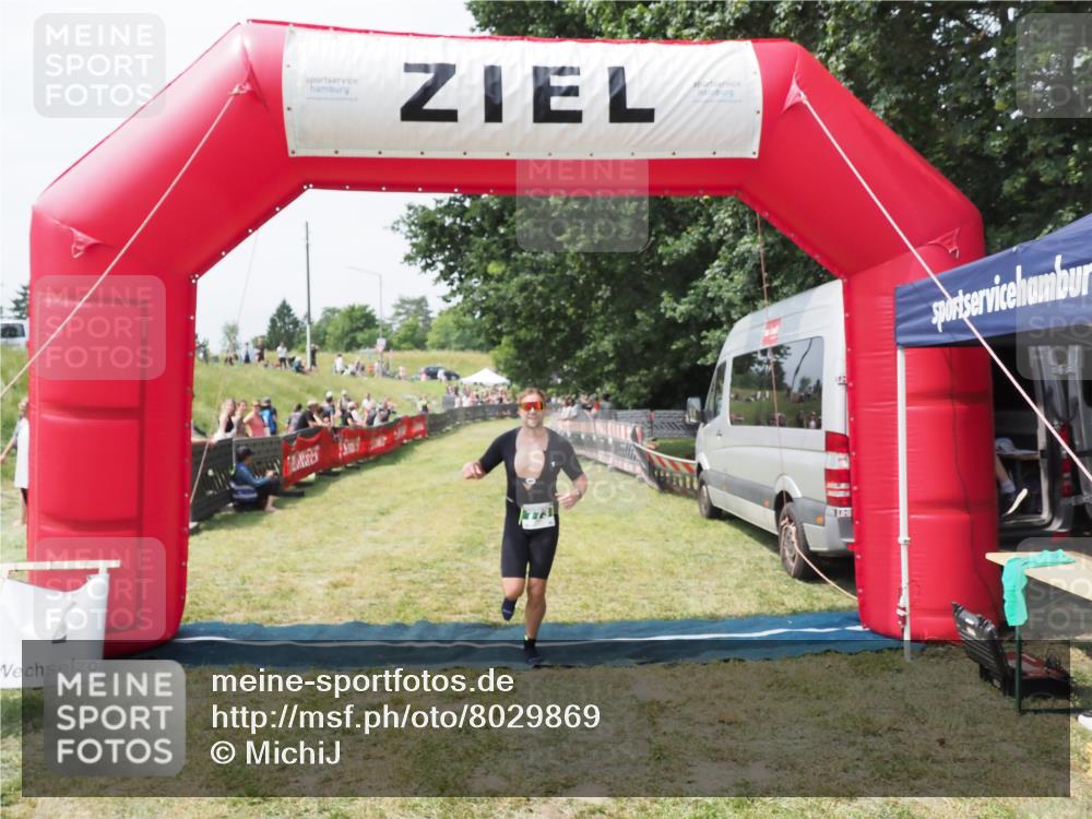 21.06.2025 - 27. Vierlanden-Triathlon MichiJ http://msf.ph/oto/8029869 15.06.2026 12:25:42 Ziel 773 meine-sportfotos.de