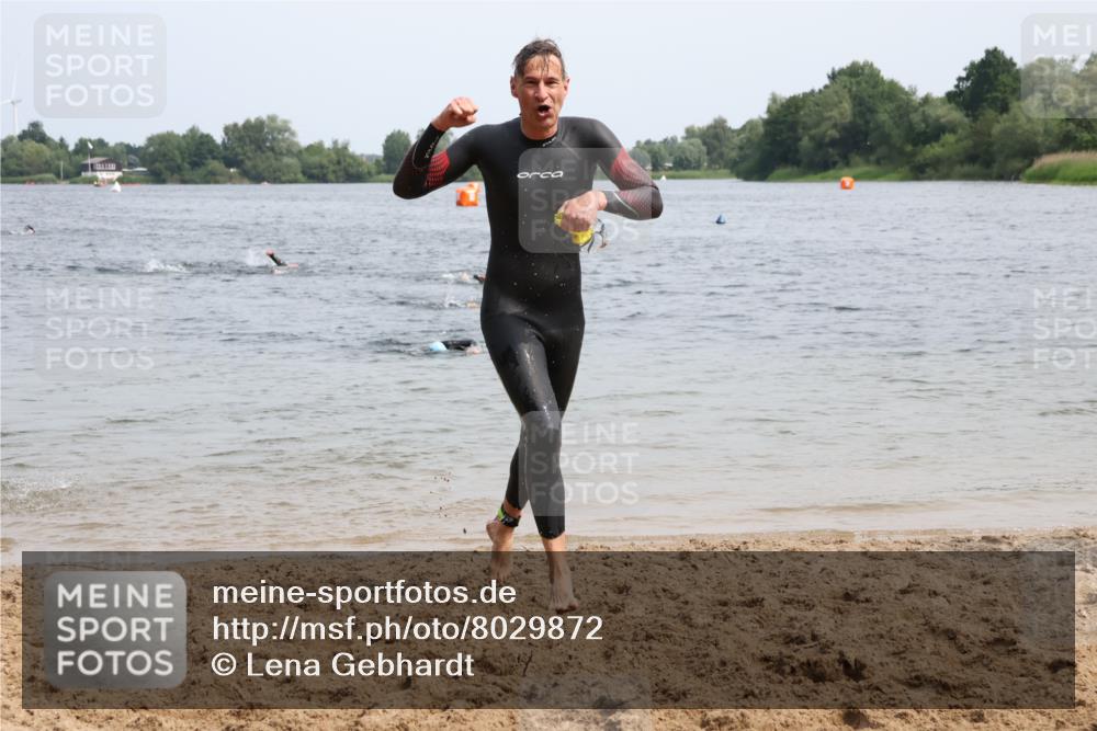 15.06.2025 - 27. Vierlanden-Triathlon Lena Gebhardt http://msf.ph/oto/8029872 15.06.2025 11:06:16 Schwimmen 855, 857, 862 meine-sportfotos.de