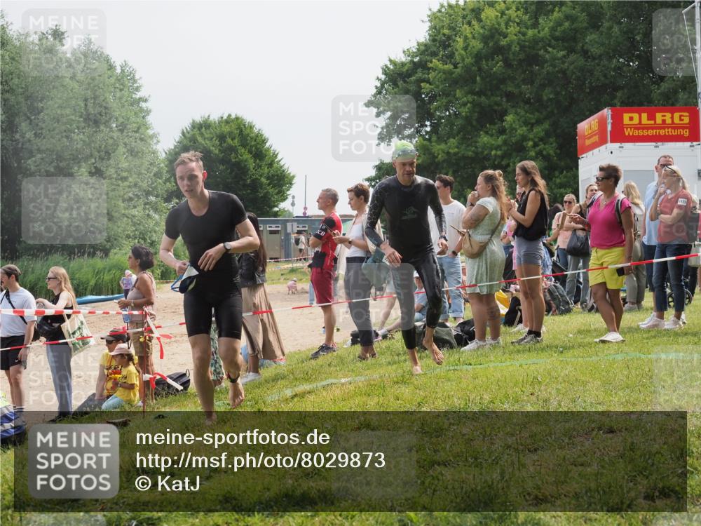 15.06.2025 - 27. Vierlanden-Triathlon KatJ http://msf.ph/oto/8029873 15.06.2025 11:06:07 Schwimmen 670, 779, 817, 819, 855 meine-sportfotos.de