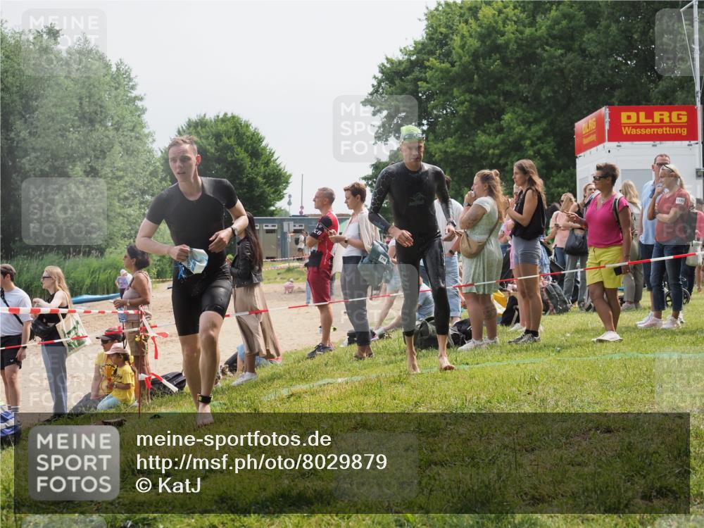 15.06.2025 - 27. Vierlanden-Triathlon KatJ http://msf.ph/oto/8029879 15.06.2025 11:06:07 Schwimmen 670, 779, 817, 819, 855 meine-sportfotos.de