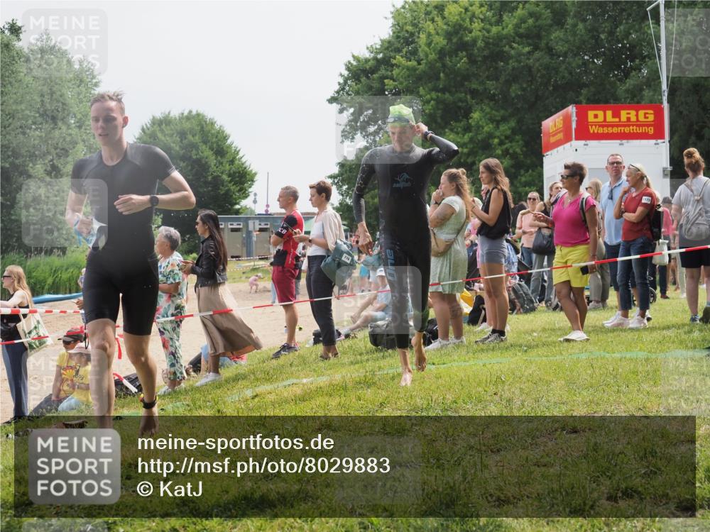 15.06.2025 - 27. Vierlanden-Triathlon KatJ http://msf.ph/oto/8029883 15.06.2025 11:06:08 Schwimmen 670, 817, 819, 855 meine-sportfotos.de