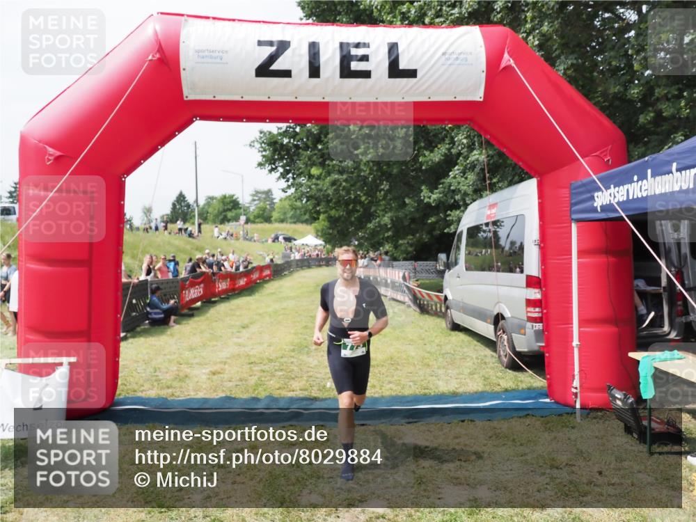 21.06.2025 - 27. Vierlanden-Triathlon MichiJ http://msf.ph/oto/8029884 15.06.2026 12:25:42 Ziel 773 meine-sportfotos.de