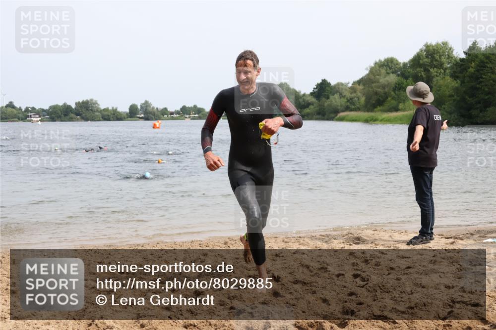 15.06.2025 - 27. Vierlanden-Triathlon Lena Gebhardt http://msf.ph/oto/8029885 15.06.2025 11:06:17 Schwimmen 781, 855, 857, 862 meine-sportfotos.de
