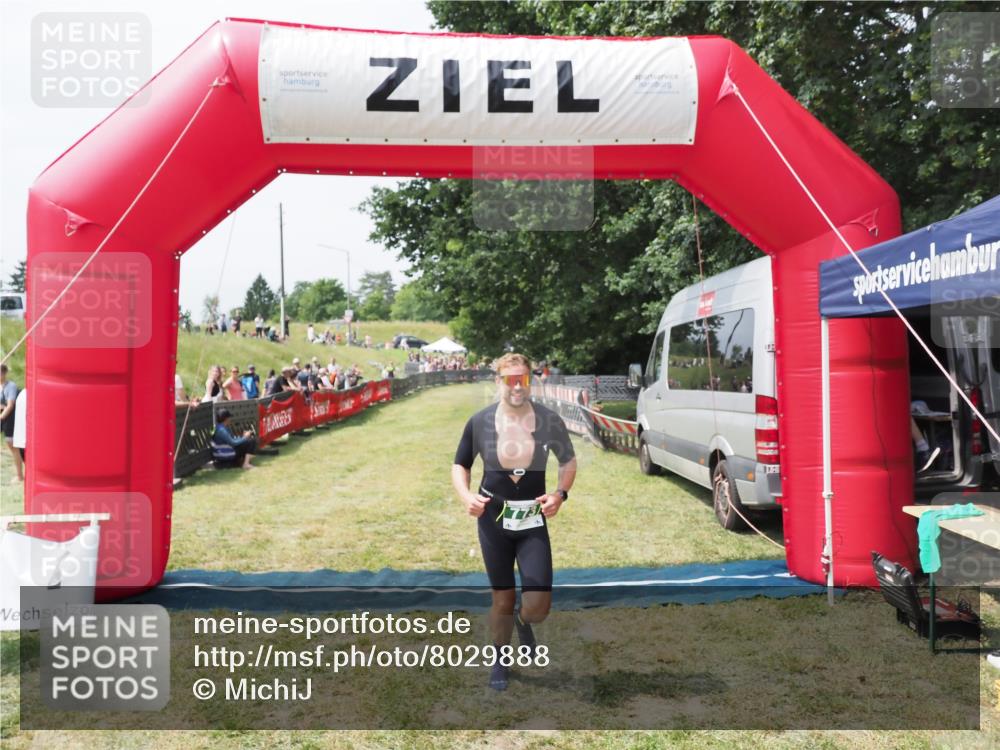 21.06.2025 - 27. Vierlanden-Triathlon MichiJ http://msf.ph/oto/8029888 15.06.2026 12:25:42 Ziel 773 meine-sportfotos.de