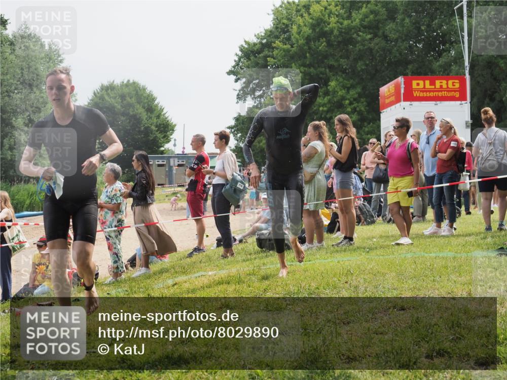 15.06.2025 - 27. Vierlanden-Triathlon KatJ http://msf.ph/oto/8029890 15.06.2025 11:06:08 Schwimmen 670, 817, 819, 855 meine-sportfotos.de