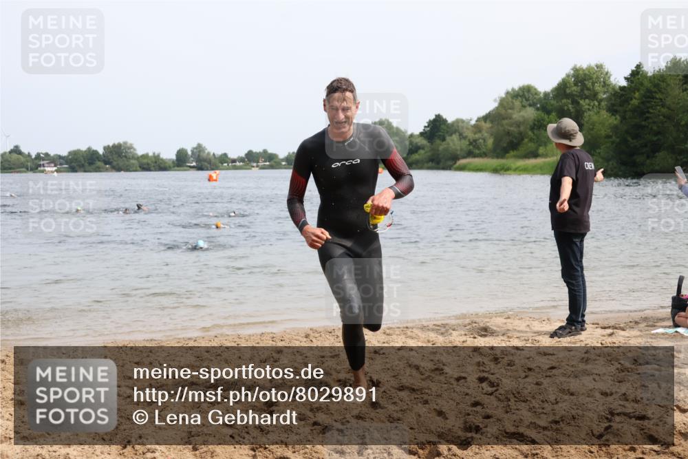 15.06.2025 - 27. Vierlanden-Triathlon Lena Gebhardt http://msf.ph/oto/8029891 15.06.2025 11:06:17 Schwimmen 781, 855, 857, 862 meine-sportfotos.de