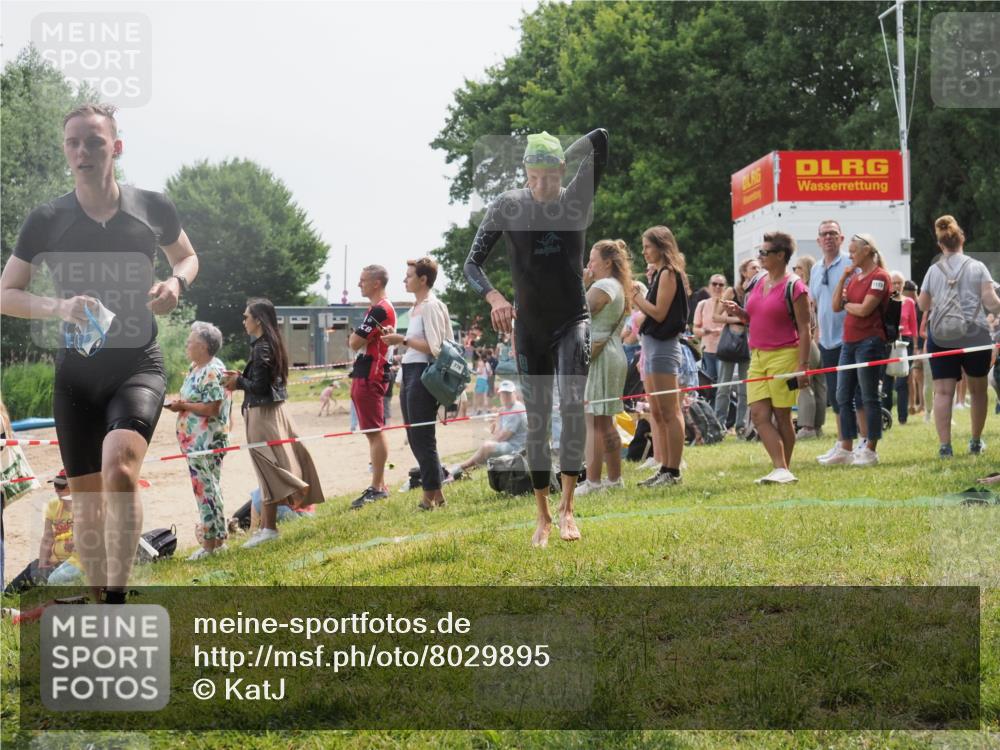 15.06.2025 - 27. Vierlanden-Triathlon KatJ http://msf.ph/oto/8029895 15.06.2025 11:06:08 Schwimmen 670, 817, 819, 855 meine-sportfotos.de