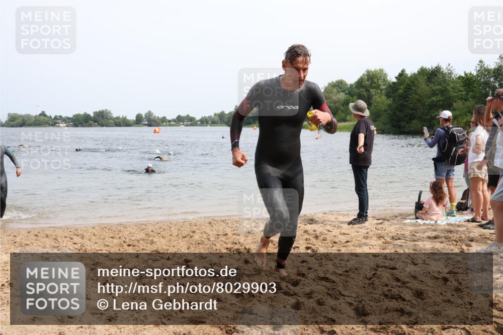 15.06.2025 - 27. Vierlanden-Triathlon Lena Gebhardt http://msf.ph/oto/8029903 15.06.2025 11:06:18 Schwimmen 781, 855, 857, 862 meine-sportfotos.de