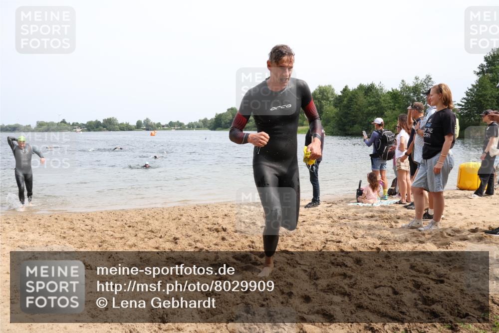15.06.2025 - 27. Vierlanden-Triathlon Lena Gebhardt http://msf.ph/oto/8029909 15.06.2025 11:06:18 Schwimmen 781, 855, 857, 862 meine-sportfotos.de