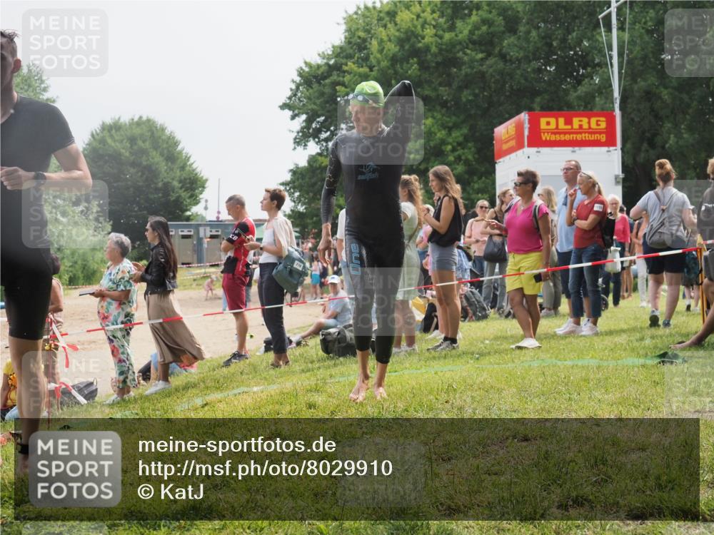 15.06.2025 - 27. Vierlanden-Triathlon KatJ http://msf.ph/oto/8029910 15.06.2025 11:06:08 Schwimmen 670, 817, 819, 855 meine-sportfotos.de