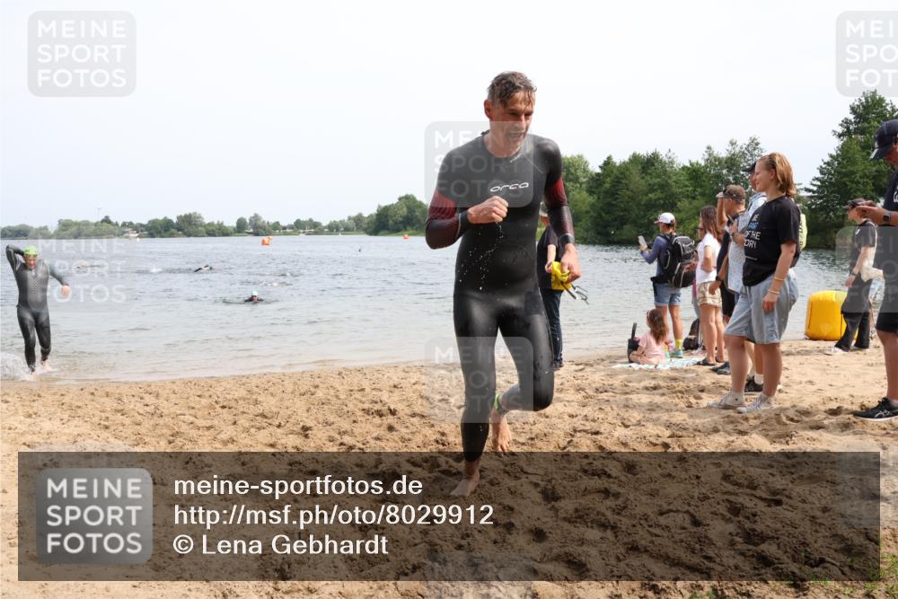 15.06.2025 - 27. Vierlanden-Triathlon Lena Gebhardt http://msf.ph/oto/8029912 15.06.2025 11:06:18 Schwimmen 781, 855, 857, 862 meine-sportfotos.de